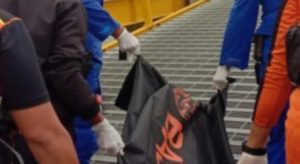 Jenazah klasi Kapal Fery KMP Garda Maritim V milik PT Multi Guna Maritim, Patrisius berhasil ditemukan Team SAR Gabungan dalam keadaan meninggal dunia, Jumat (19/1/2024). Foto: Dok Tim SAR.