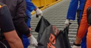 Jenazah klasi Kapal Fery KMP Garda Maritim V milik PT Multi Guna Maritim, Patrisius berhasil ditemukan Team SAR Gabungan dalam keadaan meninggal dunia, Jumat (19/1/2024). Foto: Dok Tim SAR.