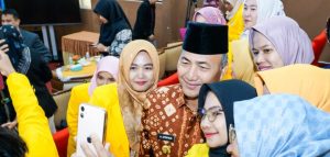Sejumlah mahasiswa asal Muba bersama Pj Bupati Muba, APriyadi saat di Gedung Prof Dr Djoaini Mukti UPT Lembaga Bahasa Universitas Sriwijaya Bukit Besar, Palembang, Jumat (26/1/2024). Foto: Dinkominfo Muba.
