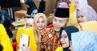 Sejumlah mahasiswa asal Muba bersama Pj Bupati Muba, APriyadi saat di Gedung Prof Dr Djoaini Mukti UPT Lembaga Bahasa Universitas Sriwijaya Bukit Besar, Palembang, Jumat (26/1/2024). Foto: Dinkominfo Muba.