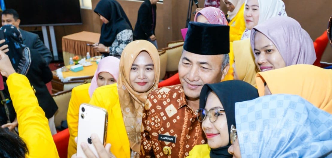 Sejumlah mahasiswa asal Muba bersama Pj Bupati Muba, APriyadi saat di Gedung Prof Dr Djoaini Mukti UPT Lembaga Bahasa Universitas Sriwijaya Bukit Besar, Palembang, Jumat (26/1/2024). Foto: Dinkominfo Muba.