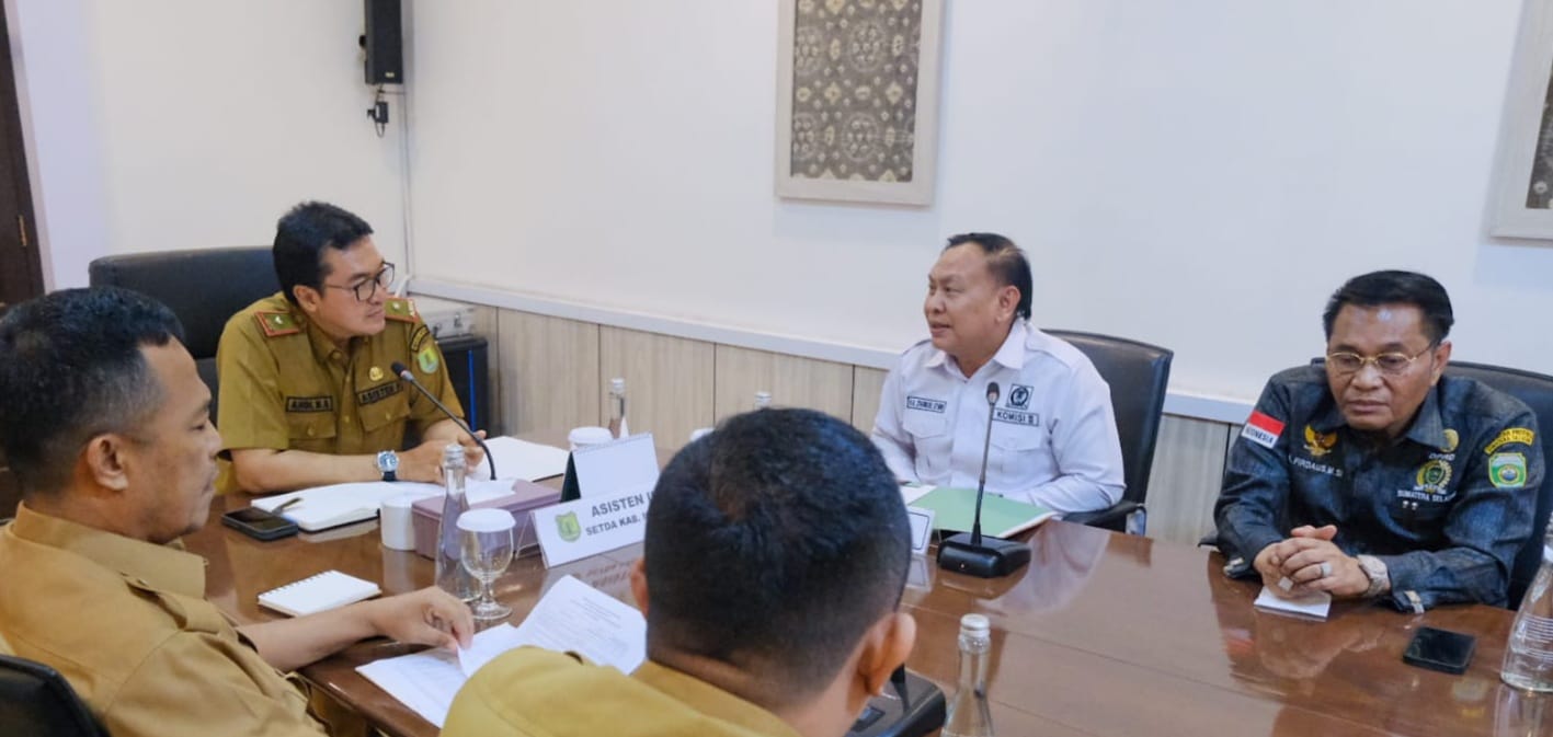 Asisten Perekonomian dan Pembangunan Setda Muba, Andi Wijaya Busro, MH menrima kunjungan kerja (kunker) pimpinan dan anggota Komisi I DPRD Sumatera Selatan di Kabupaten Musi Banyuasin, Senin (15/1/2024). Foto: Dinkominfo Muba.