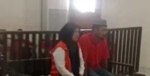 Pasutri Panji Saputra dan Yanti tertunduk lesu mendengar tuntutan jaksa semalam sembilan tahun penjara di PN Palembang, Selasa (9/1/2024). Foto: Sumselheadline/Ela.