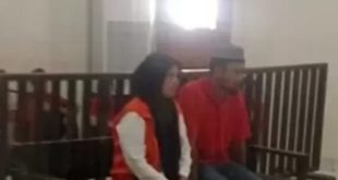 Pasutri Panji Saputra dan Yanti tertunduk lesu mendengar tuntutan jaksa semalam sembilan tahun penjara di PN Palembang, Selasa (9/1/2024). Foto: Sumselheadline/Ela.