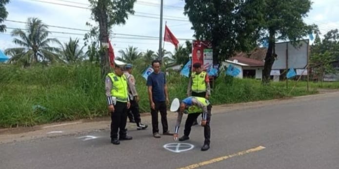 Polantas melakukan olah TKP atas kejadian lalalantas di Jl A Yani, Lubuklinggau Utara. Foto: Dok Polres Lubuklinggau.