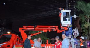 Pj Walikota Palembang, Ratu Dewa melihat langsung perbaikan lampu jalan di Alang-alang Lebar, Jumat (12/1/2024) malam. Foto: Kominfo Palembang.