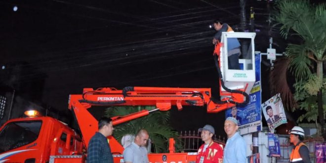 Pj Walikota Palembang, Ratu Dewa melihat langsung perbaikan lampu jalan di Alang-alang Lebar, Jumat (12/1/2024) malam. Foto: Kominfo Palembang.