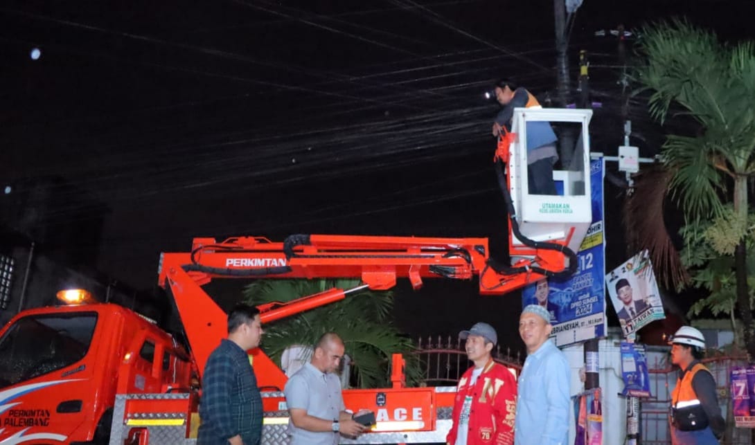Pj Walikota Palembang, Ratu Dewa melihat langsung perbaikan lampu jalan di Alang-alang Lebar, Jumat (12/1/2024) malam. Foto: Kominfo Palembang.