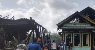 Warga melihat piung-puing dua rumah di Jalan Kadir TKR, Lorong Family, RT 13 Kelurahan 36 Ilir, Kecamatan Gandus Palembang yang ludes terbakar Selasa (30/1/2024). Foto: Sumselheadline/Ela.