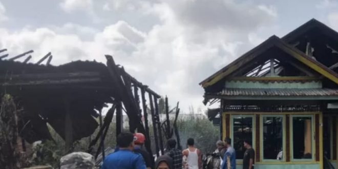 Warga melihat piung-puing dua rumah di Jalan Kadir TKR, Lorong Family, RT 13 Kelurahan 36 Ilir, Kecamatan Gandus Palembang yang ludes terbakar Selasa (30/1/2024). Foto: Sumselheadline/Ela.