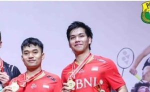 Daniel/Leo saat menerima medali juara Indonesia Master 2024, Minggu (28/1/2024) malam. Foto: IG PB PBSI.