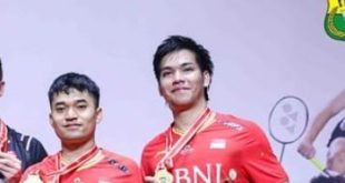Daniel/Leo saat menerima medali juara Indonesia Master 2024, Minggu (28/1/2024) malam. Foto: IG PB PBSI.