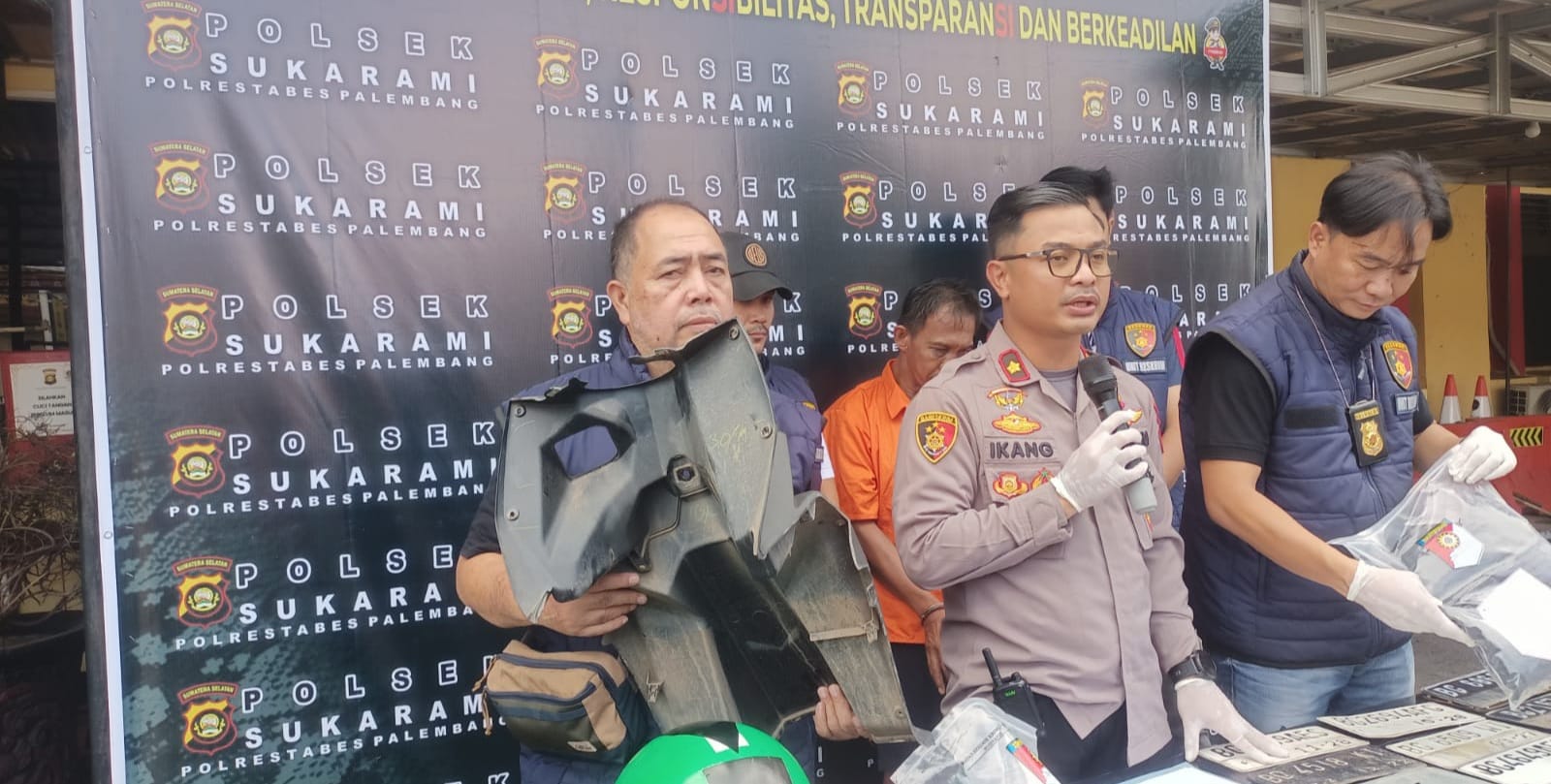 Kapolsek Sukarami, Kompol M Ikang Ade Putra SIK MH didampingi Kanit Reskrim, Iptu Denny Irawan SH MH, saat press release pencurian motor, Selasa (16/1/2024). Foto: Sumselheadline/Ela.