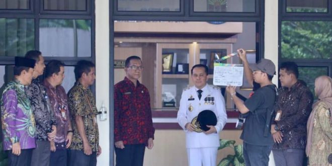 Pj Gubernur Sumsel, Agus Fatoni saat syuting film Dul Muluk dan Dul Malik, Minggu (14/1/2024). Foto: Humas Pemprov Sumsel.