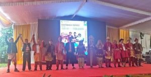 Para tim medis RSMH Palembang yang menggelar pentas seni Dul Muluk, Minggu (14/1/2024). Foto: Dok RSMH.