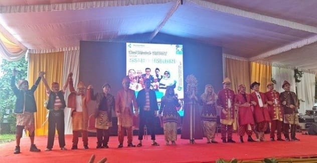Para tim medis RSMH Palembang yang menggelar pentas seni Dul Muluk, Minggu (14/1/2024). Foto: Dok RSMH.