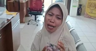 Neli, uisai melaporkan anaknya yang kabur dari rumah, Sabtu (20/1/2024). Foto: Sumselheadline/Ela.