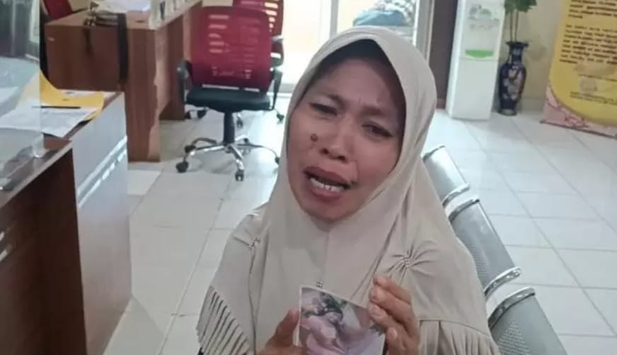 Neli, uisai melaporkan anaknya yang kabur dari rumah, Sabtu (20/1/2024). Foto: Sumselheadline/Ela.