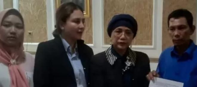 Nurmala, SH menerima surat kuasa dari keluarga korban pembunuhan empat warga di Muba, Rabu (10/1/2024). Foto: Sumselheadline/Ela.