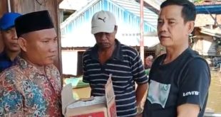 Ketum HKB Ulbamas Palembang, Nasrullah menyerahkan secara simbolis paket bantuan korban banjir kepada Kades Ulak Embacang, Nur'aidin Hasanuddin, Minggu (21/1//2024). Foto: Dok HGB Ulbamas.