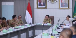 Pj Gubernur Sumsel, Agus Fatoni saat memimpin Rapat Penanganan Pengendalian Inflasi Provinsi Sumsel Tahun 2024 di Ruang Rapat Bina Praja, Palembang, Sumatera Selatan, Selasa (9/1/2024). Foto: Humas Pemprov Sumsel.