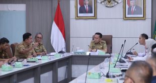 Pj Gubernur Sumsel, Agus Fatoni saat memimpin Rapat Penanganan Pengendalian Inflasi Provinsi Sumsel Tahun 2024 di Ruang Rapat Bina Praja, Palembang, Sumatera Selatan, Selasa (9/1/2024). Foto: Humas Pemprov Sumsel.