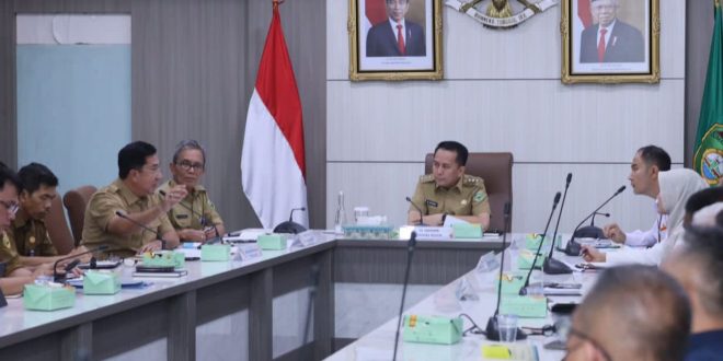 Pj Gubernur Sumsel, Agus Fatoni saat memimpin Rapat Penanganan Pengendalian Inflasi Provinsi Sumsel Tahun 2024 di Ruang Rapat Bina Praja, Palembang, Sumatera Selatan, Selasa (9/1/2024). Foto: Humas Pemprov Sumsel.