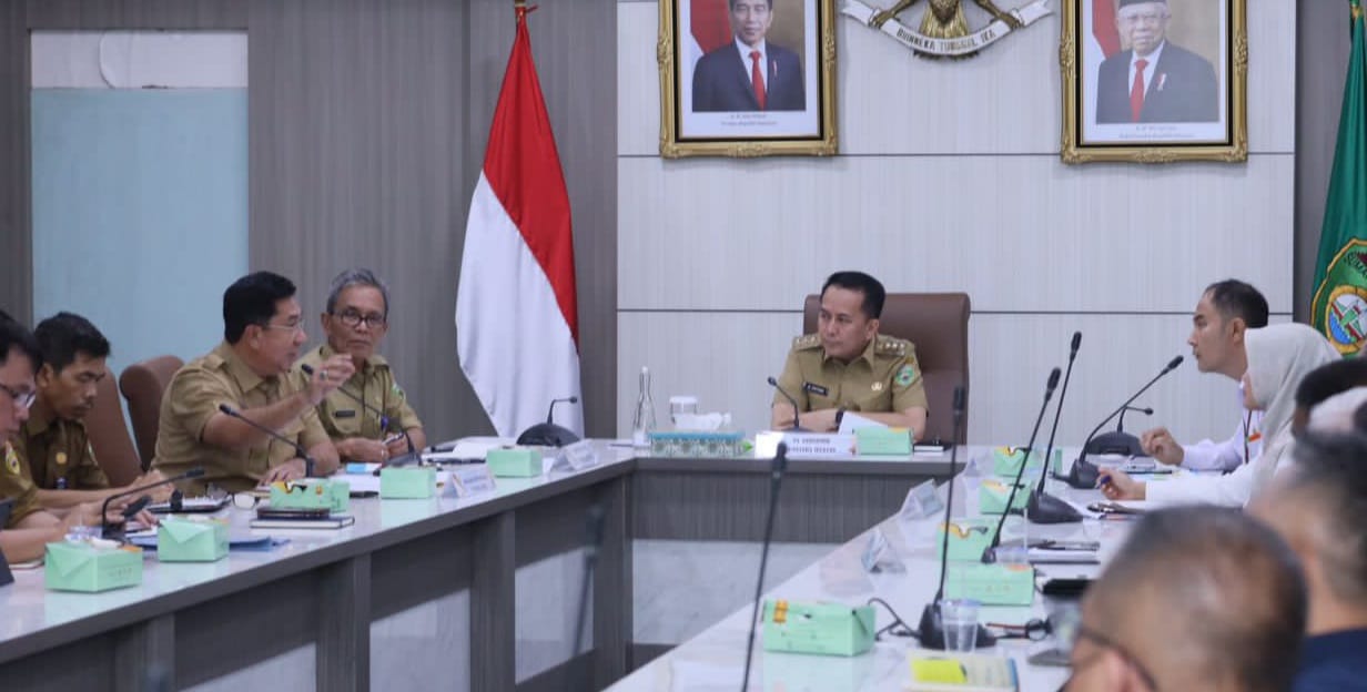 Pj Gubernur Sumsel, Agus Fatoni saat memimpin Rapat Penanganan Pengendalian Inflasi Provinsi Sumsel Tahun 2024 di Ruang Rapat Bina Praja, Palembang, Sumatera Selatan, Selasa (9/1/2024). Foto: Humas Pemprov Sumsel.