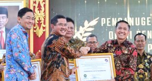 Pj Walikota Palembang, Ratu Dewa menerima piagam penghargaan atas predikat penilaian kepatuhan penyelenggaraan pelayanan publik dengan nilai 93,75 zona hijau kualitas tertinggi dari Ombudsman RI Perwakilan Sumatera Selatan (Sumsel), Jumat (26/1/2024). Foto: Sumselheadline/Pitria.