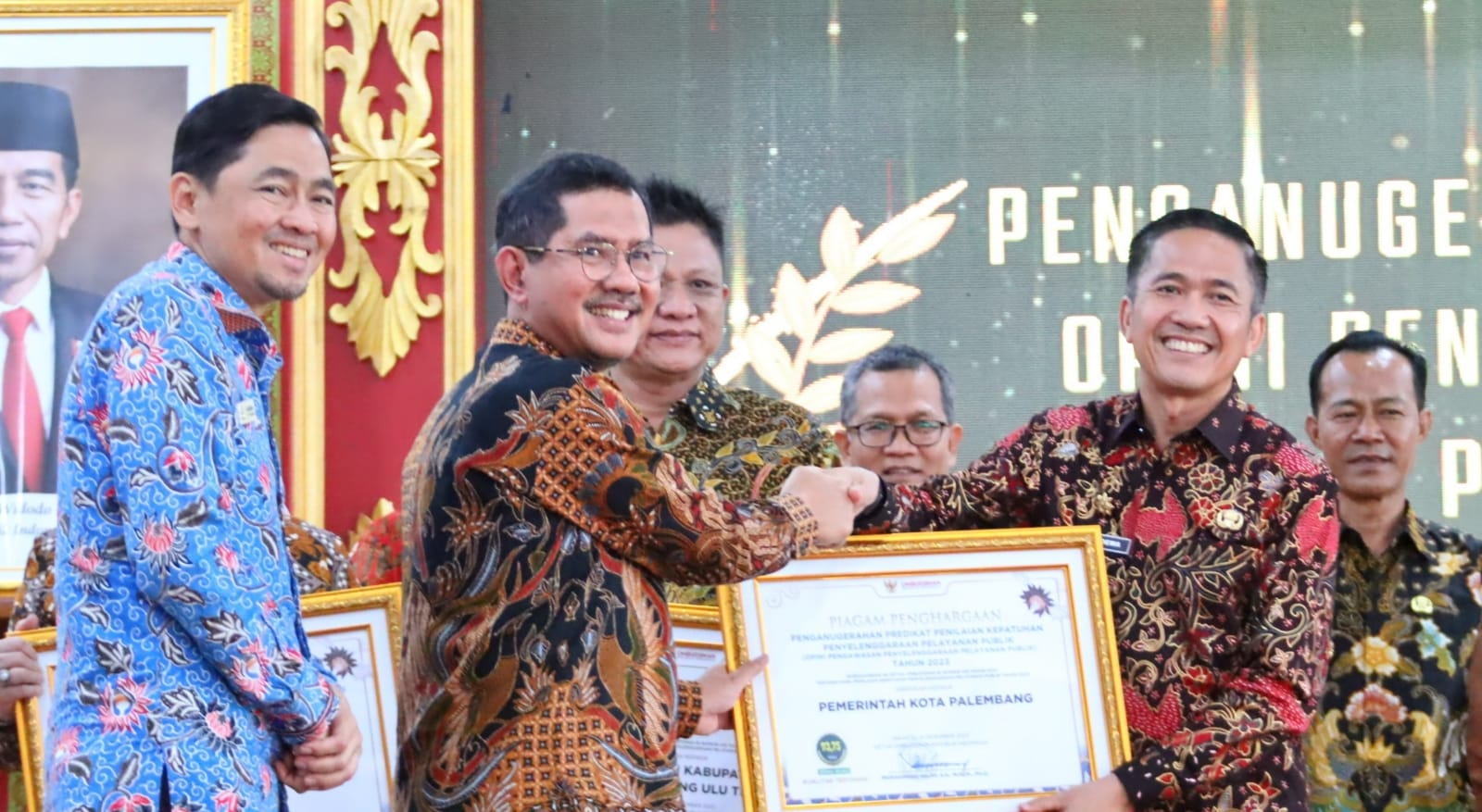 Pj Walikota Palembang, Ratu Dewa menerima piagam penghargaan atas predikat penilaian kepatuhan penyelenggaraan pelayanan publik dengan nilai 93,75 zona hijau kualitas tertinggi dari Ombudsman RI Perwakilan Sumatera Selatan (Sumsel), Jumat (26/1/2024). Foto: Sumselheadline/Pitria.