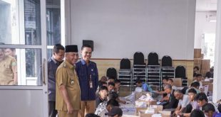 Pj Bupati Muba, Apriyadi melihat langsung kegiatan pelipatan kertas suara di KPUD Muba, Selasa (9/1/2024). Foto: Dinkominfo Muba.