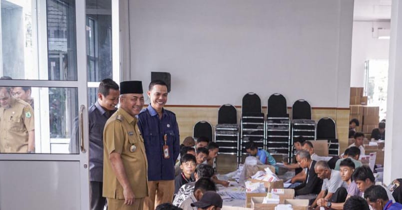 Pj Bupati Muba, Apriyadi melihat langsung kegiatan pelipatan kertas suara di KPUD Muba, Selasa (9/1/2024). Foto: Dinkominfo Muba.