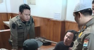Pol PP Palembang mengamankan seorang pengamen yang meresahkan wisatawan kawasan BKB Palembang, Minggu (28/1/2024). Foto: Sumselheadline/Pitria.