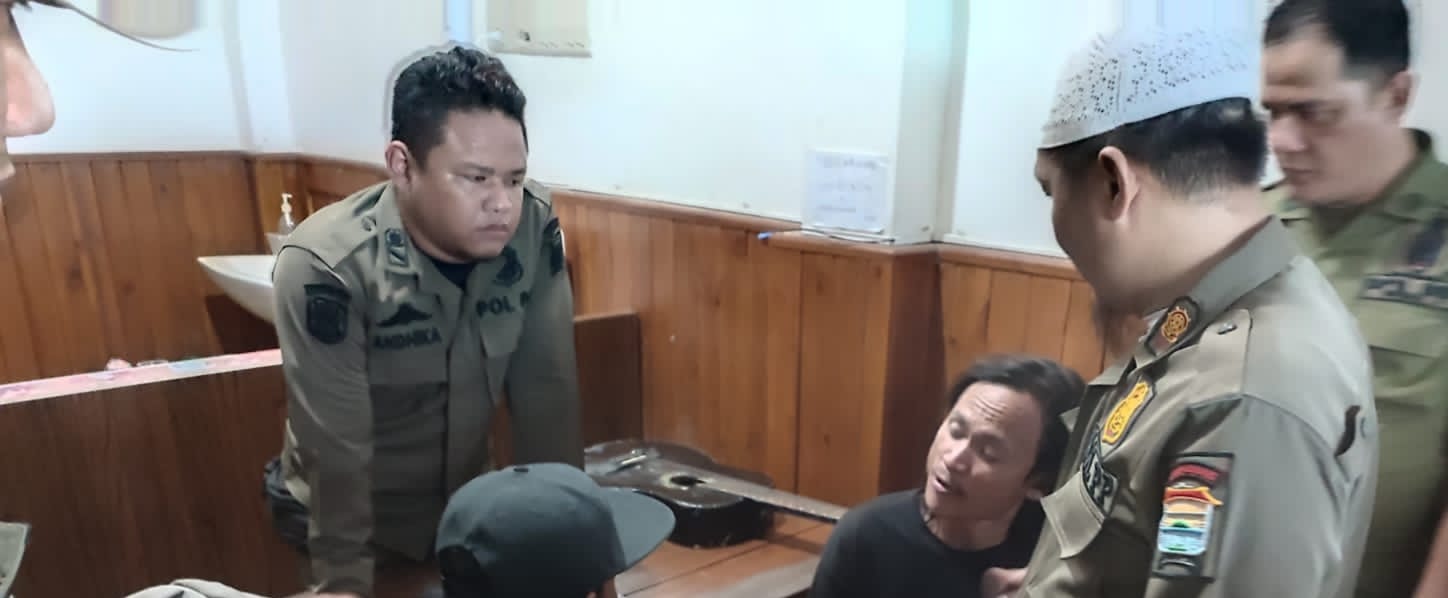 Pol PP Palembang mengamankan seorang pengamen yang meresahkan wisatawan kawasan BKB Palembang, Minggu (28/1/2024). Foto: Sumselheadline/Pitria.