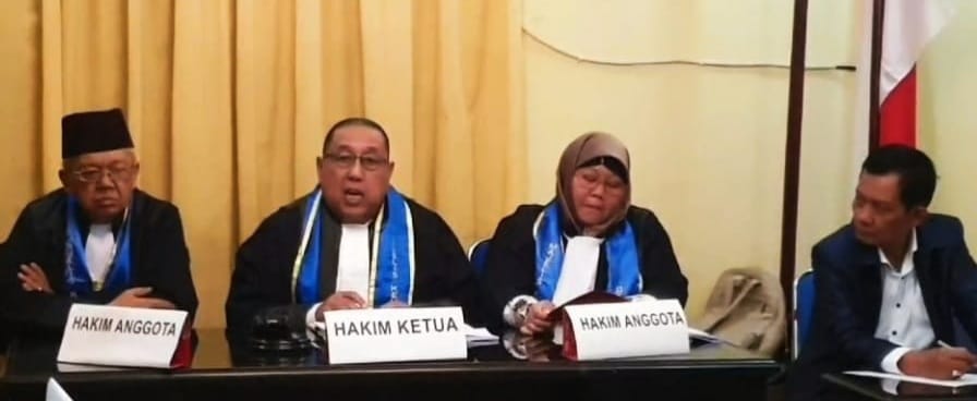 Majelis Kehormatan menggelar sidang yang dipmpin Ketua Majelis Kehormatan, Amirul Husni SH dan majelis anggota Dr Else Suhaimi SH., MH, Dr. Davis Edwar SH M.Hum, di Kantor DPC Peradi Palembang, Senin (15/1/2024). Foto: Sumselheadline/Ela.