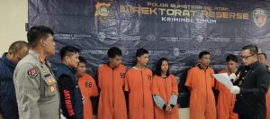 Tujuh pelaku perampokan nasabah bank di Muaraenim dibekuktim Polda Sumsel, Selasa (30/1/2024). Foto: Sumselheadline/Ela.