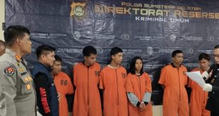 Tujuh pelaku perampokan nasabah bank di Muaraenim dibekuktim Polda Sumsel, Selasa (30/1/2024). Foto: Sumselheadline/Ela.