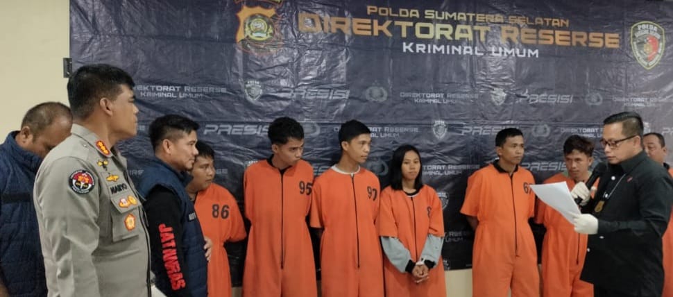Tujuh pelaku perampokan nasabah bank di Muaraenim dibekuktim Polda Sumsel, Selasa (30/1/2024). Foto: Sumselheadline/Ela.