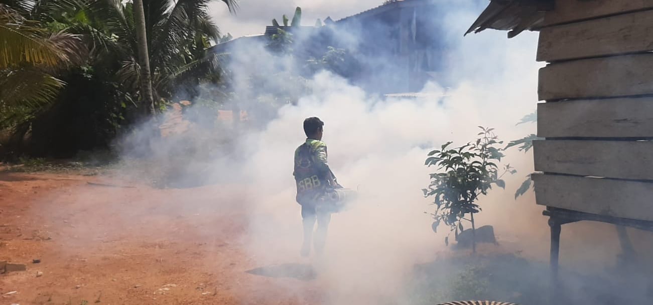 Petugas melakukan pogging (penyemprotan asap) untuk membunuh jentik nyamuk. Foto: Dinkominfo Muba.
