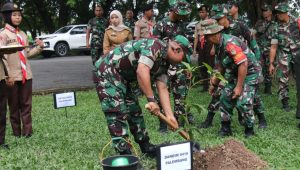 Dandim 0418/Plg Kolonel Czi Arief Hidayat, MHan tanam pohon di TPKS Palembang, Senin (15/01/2024). Foto: Sumselheadline/Pitria.