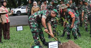 Dandim 0418/Plg Kolonel Czi Arief Hidayat, MHan tanam pohon di TPKS Palembang, Senin (15/01/2024). Foto: Sumselheadline/Pitria.