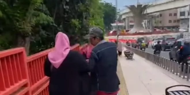 Seoang pria memaksa seorang wisatawan di atas Jembatan Ampera Palembang, untuk memberikan uang, Sabtu (13/1/2024). Foto: screenshot medsos.