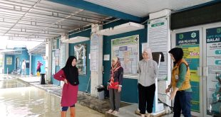 Kabid Pelayanan Kesehatan Dinkes Muba Yettria SKM MSi melihat pelayanan kesehatan korban banjir, Minggu (21/1/2024). Foto: Dinkominfo Muba.