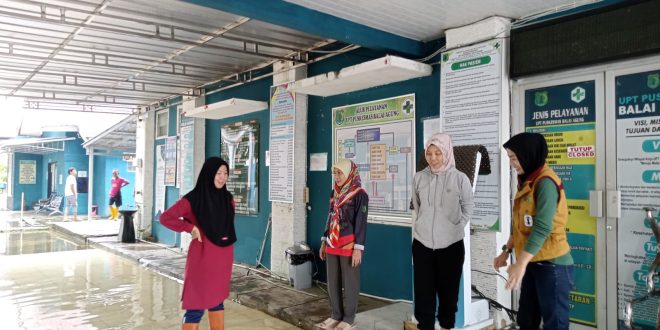Kabid Pelayanan Kesehatan Dinkes Muba Yettria SKM MSi melihat pelayanan kesehatan korban banjir, Minggu (21/1/2024). Foto: Dinkominfo Muba.
