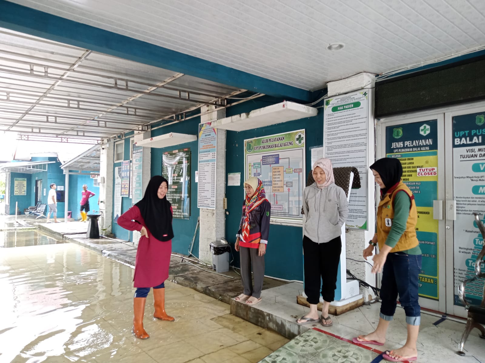 Kabid Pelayanan Kesehatan Dinkes Muba Yettria SKM MSi melihat pelayanan kesehatan korban banjir, Minggu (21/1/2024). Foto: Dinkominfo Muba.