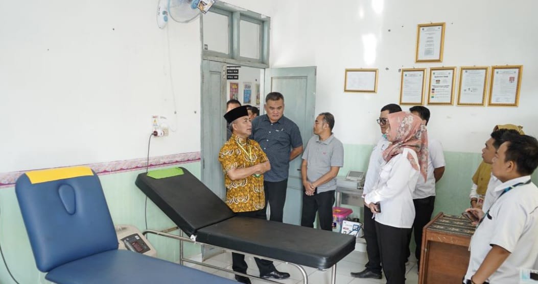 Pj Bupati Muba, Apriyadi meninjau Puskesma Lubuk Bintialo, Batang Hari Leko, Rabu (31/1/2024). Foto: Kominfo Muba.