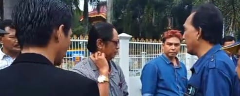 Koalisi Rakyat Bawah (KRB) mendatangi kantor PT Pusri Palembang untuk menyampaikan aspirasi Rabu (10/1/2024). Foto: Sumselheadline/Ferly.