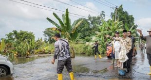 Pj Bupati Muba, Apriyadi meninjau Jalan Sekayu-Teladan yang nyaris putus akibat terjangan banjir, Minggu (28/1/2024). Foto: Dinkominfo Muba.