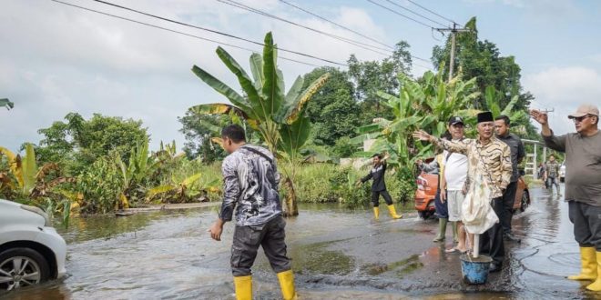 Pj Bupati Muba, Apriyadi meninjau Jalan Sekayu-Teladan yang nyaris putus akibat terjangan banjir, Minggu (28/1/2024). Foto: Dinkominfo Muba.