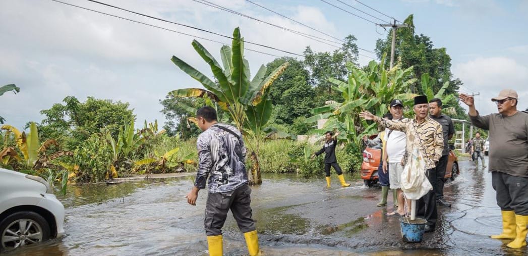 Pj Bupati Muba, Apriyadi meninjau Jalan Sekayu-Teladan yang nyaris putus akibat terjangan banjir, Minggu (28/1/2024). Foto: Dinkominfo Muba.